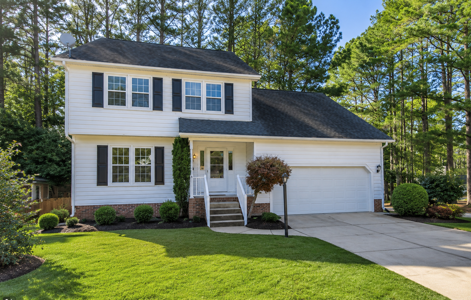 Зелёная улица со взрослыми деревьями в Kildaire Farms, Cary NC