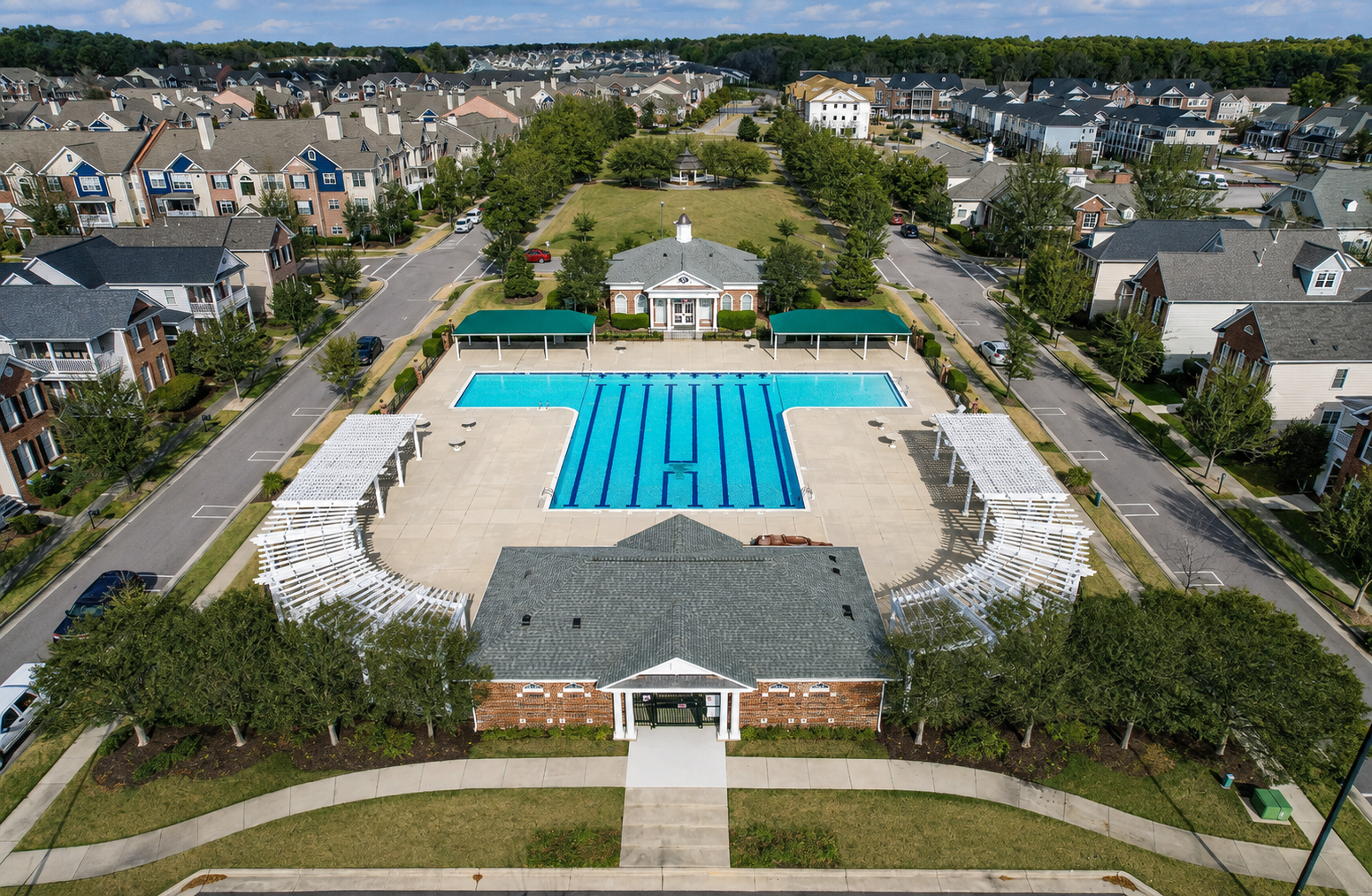 Бассейн и clubhouse в Carpenter Village, Cary NC