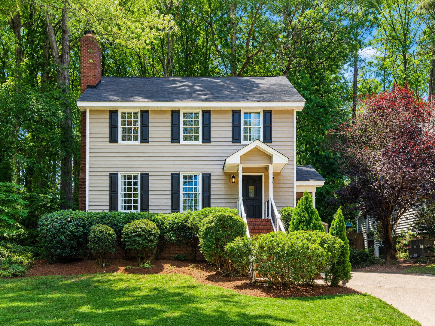 Отдельно стоящие дома среди взрослых деревьев в Kildaire Farms, Cary NC