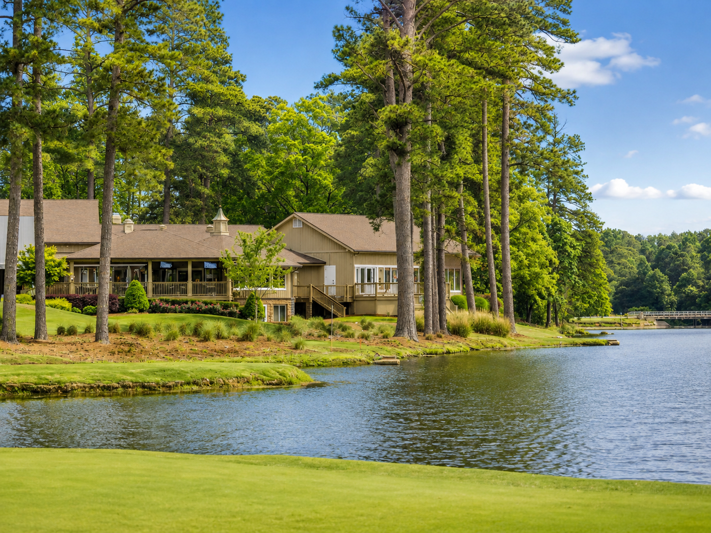Lakeside clubhouse у Lake MacGregor в MacGregor Downs, Cary NC