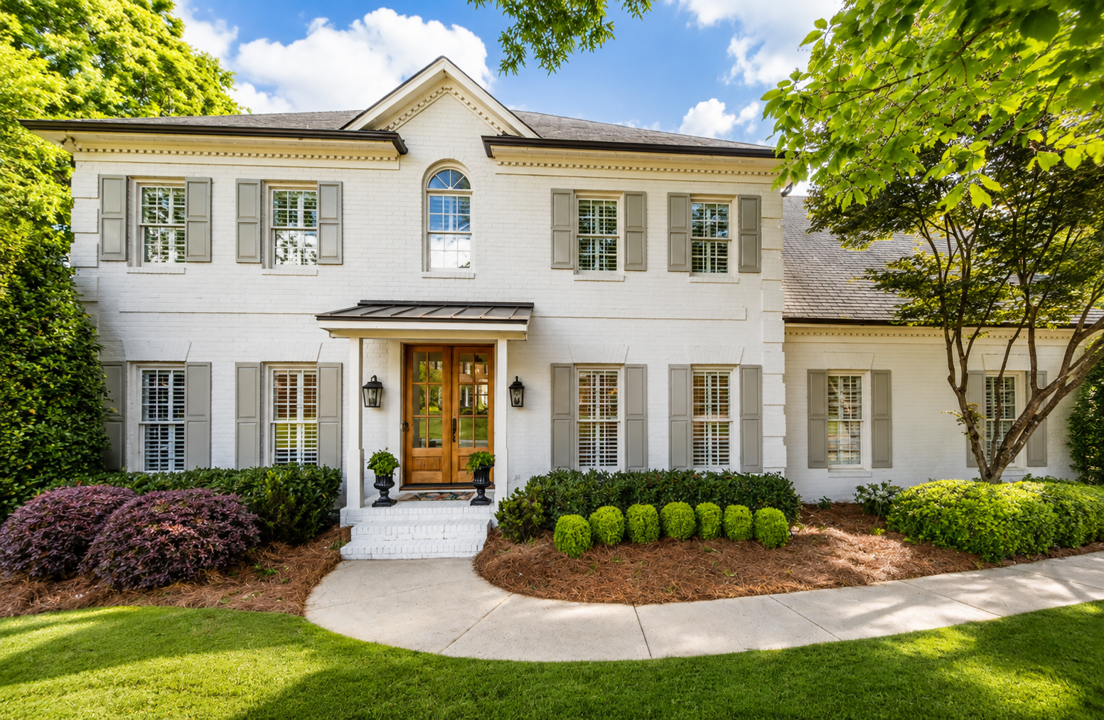 Классический дом среди взрослых деревьев в MacGregor Downs, Cary NC