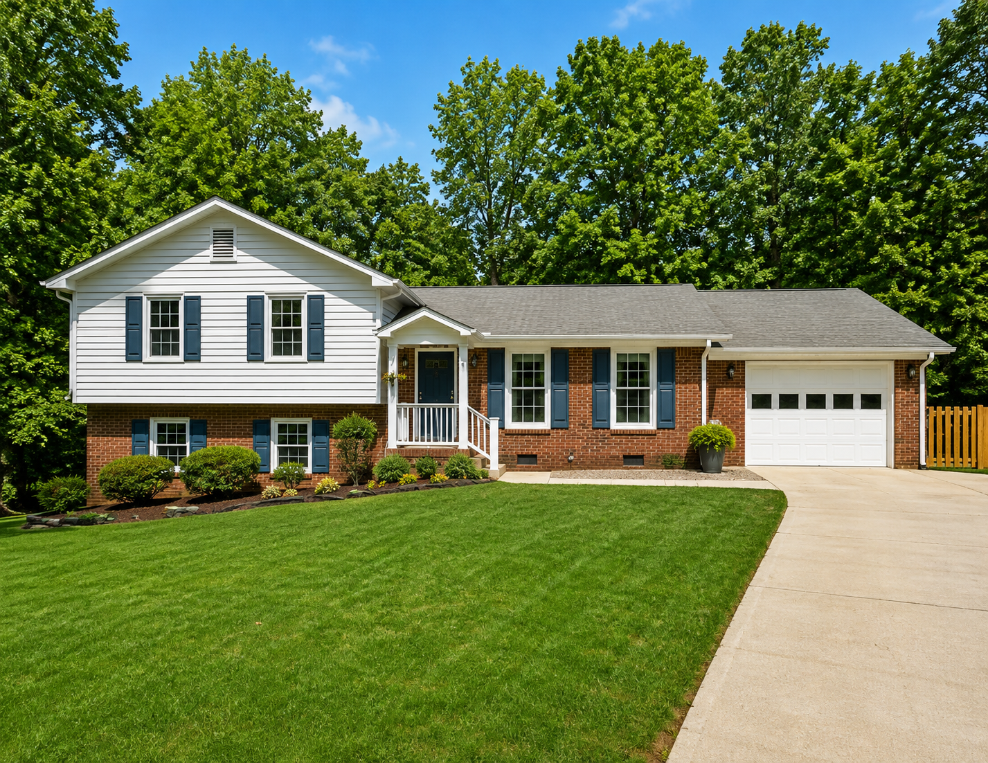 Split-level дом с гаражом в Scottish Hills, Cary NC