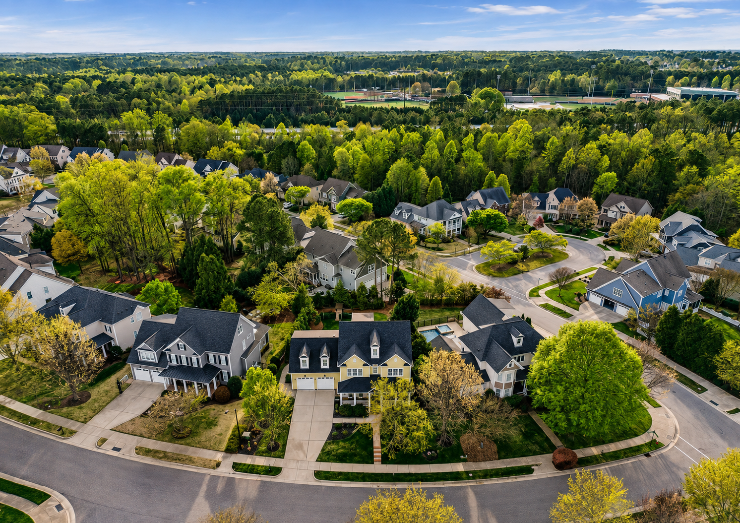Жилые улицы и отдельно стоящие дома в Highcroft, Cary NC